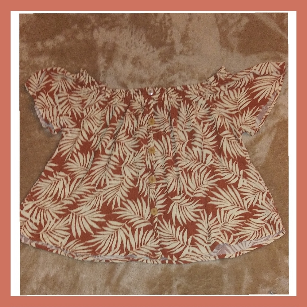 OFF SHOULDER CREPE. CROP TOP